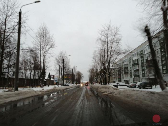 В Северодвинске на улице Ломоносова устраняют последствия аварии на магистрали